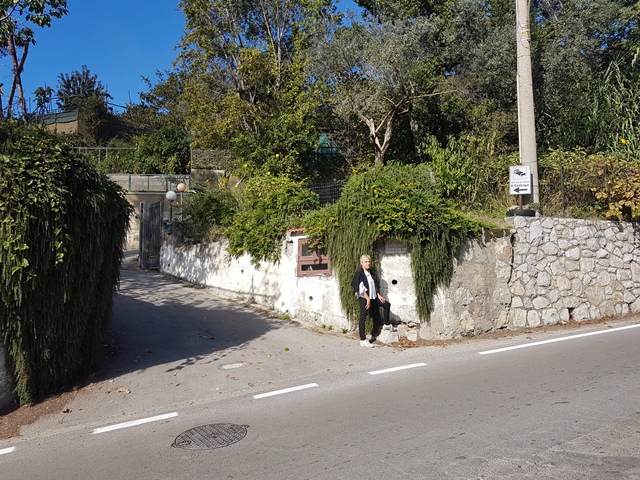 Cris all'ingresso del B&B a Massa Lubrense.jpg