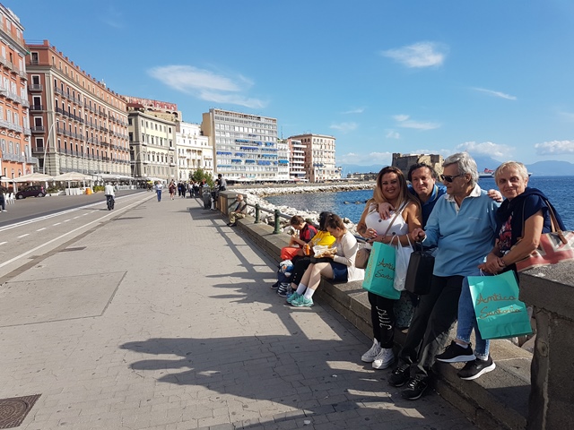 Domenico e noi lungomare di Napoli.jpg