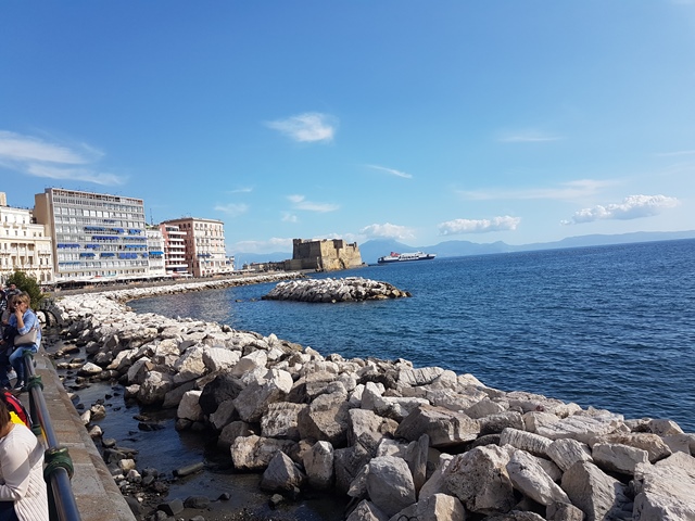 Lungomare Napoli con veduta castello e Vesuvio.jpg