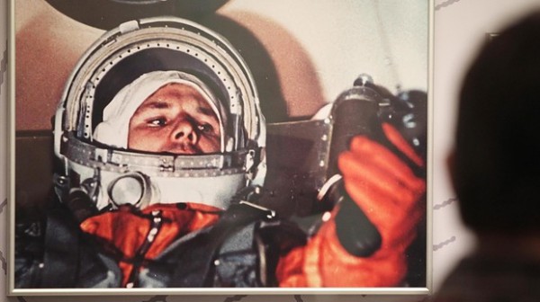compie-sessant-anni-l-impresa-di-yuri-gagarin-a-bordo-di-una-navicella-spaziale-viaggia-intorno-al-wide-site-qlrw0.jpg